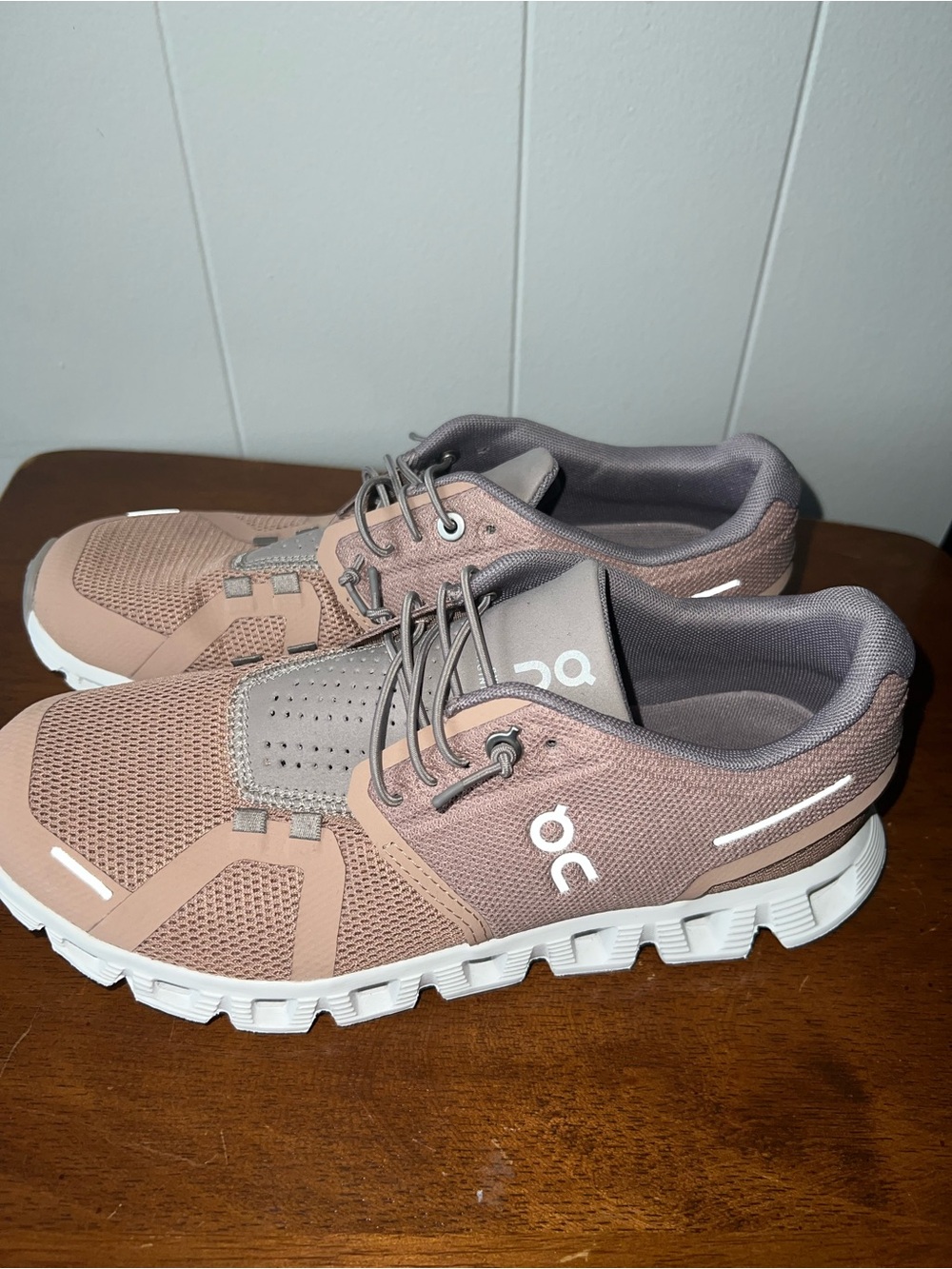 On Cloud Women’s Mesh Low Top Lace-Up Sneakers Pink Gray White US 7.5